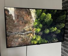 Samsung 43" UHD 4K TV  & wall bracket