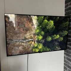 Samsung 43" UHD 4K TV  & wall bracket