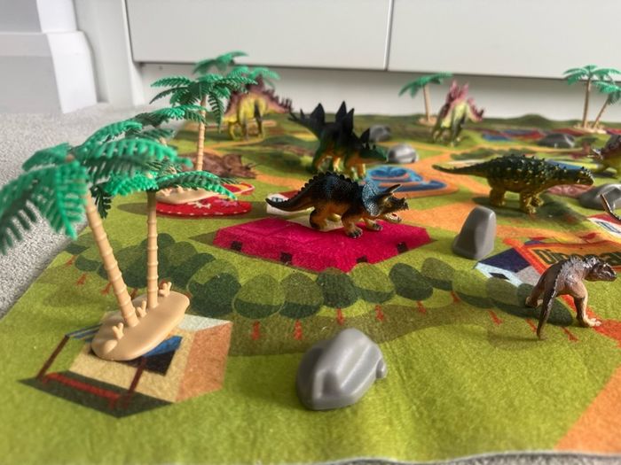 Large dinosaur play may, figures - free postage