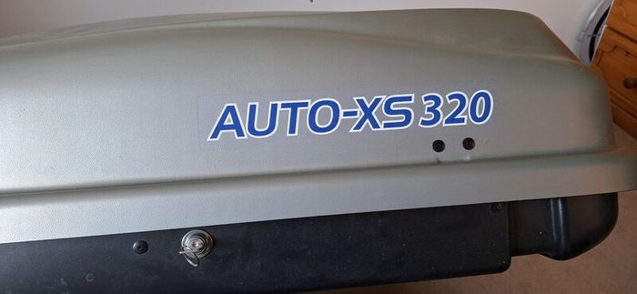 Roof box and 2 sets of roof bars