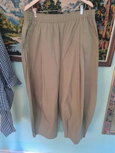 Brand new Barrel shape trousers with pockets