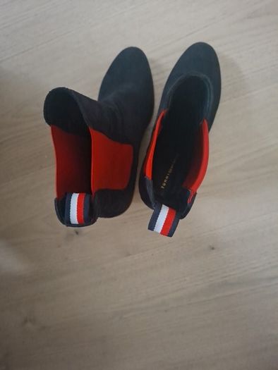Tommy Hilfiger boots size 6