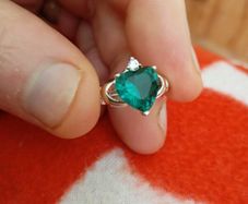 woman's claddagh ring