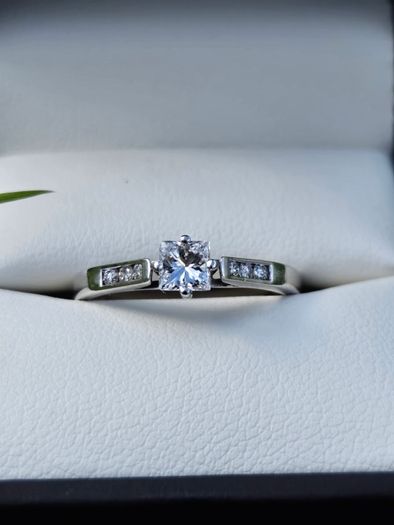 18ct White Gold Diamond Engagement Ring