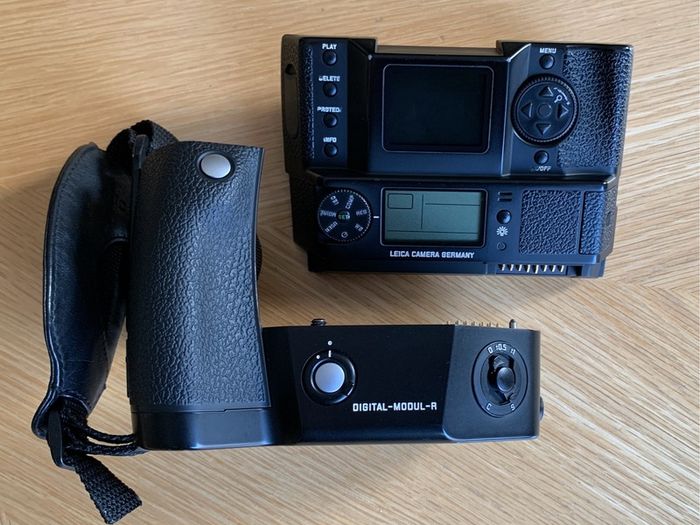 Leica R9 (anthracite finish) with Digital-Modul-R digital back