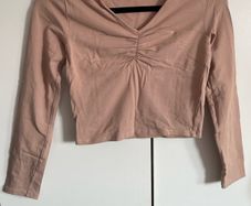 long sleeve beige crop top