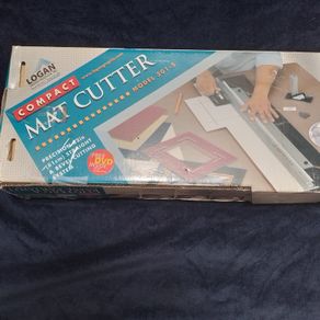 Logan mounting board cutter