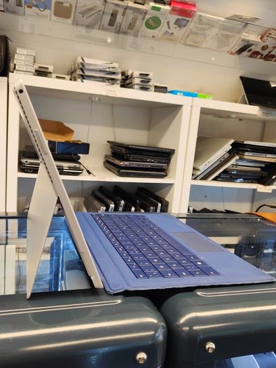 Microsoft Surface Pro 3 12inch i5-4300U 8GB RAM 256GB SSD Windows 10 Pro Touch