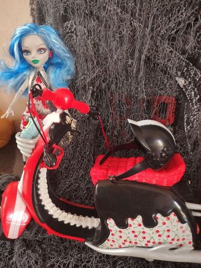 : Monster High Ghoulia Yelps & Scooter Playset