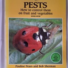 The Organic Handbook 2 / Pests / How to Control them on fruit & vegetables / 2000
