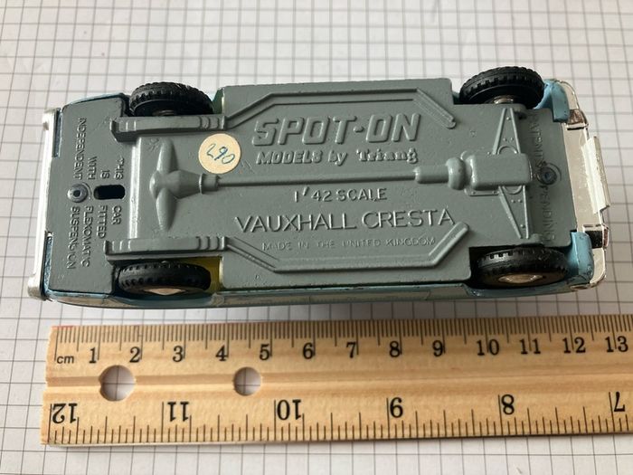 Spot on. 1:42. Vauxhall Cresta. With luggage. Mint condition.