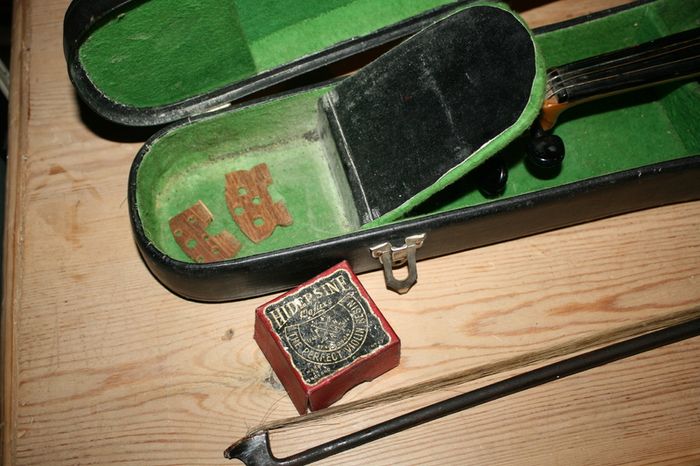 Vintage Parrot Violin And Bow With Wooden Case. Size 1,4 (Article No.Parrot Mus-1417)