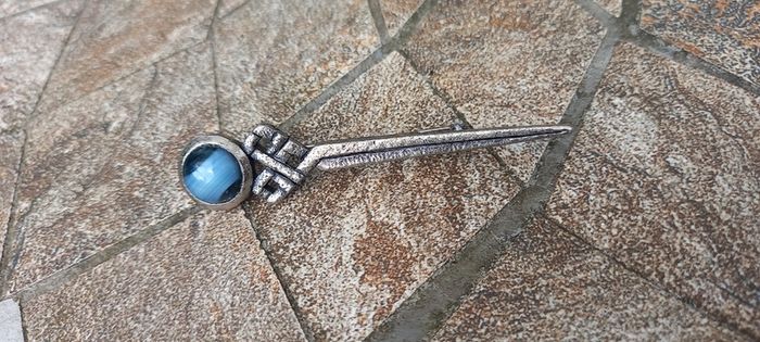 Vintage jewelry is sold individually for 5 to 10 euros