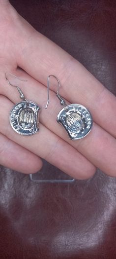 Vintage jewelry is sold individually for 5 to 10 euros