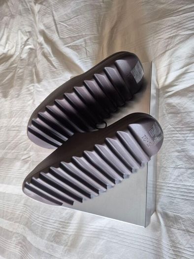 Yeezy Slides Chocolate Colour Size 10