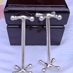 A Pair of Sterling Silver Knife Rests (1904 72 grams)