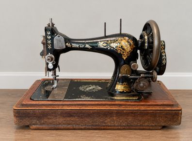 Circa 1897 Singer Class 28 Sewing Machine - Display Piece