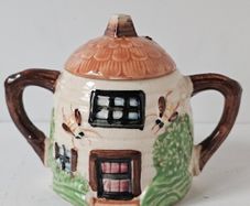 Vintage Cottage Ware Beehive Sugar Bowl