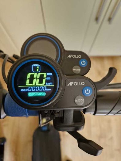 Apollo Explore (1000W) Electric Scooter - Needs brake service & tube