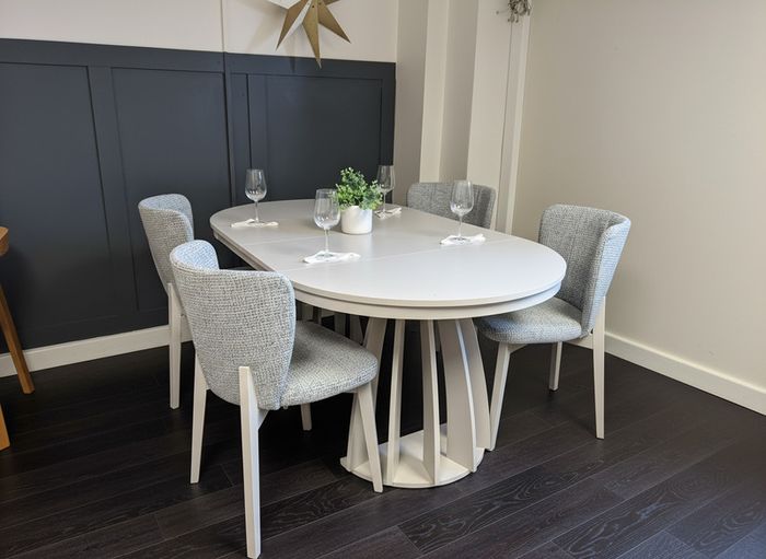 Brand New Extandable Table 180 cm and 4 Chairs
