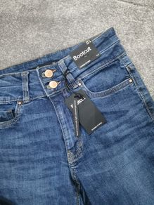 Size 8 leg 31" bootcut jeans