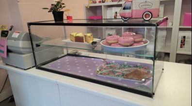 Glass cake bakery display