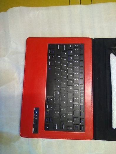 Universal Tablet (9" to 10.1") case with Bluetooth Keyboard