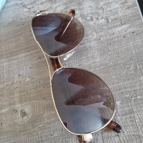 Lovely ELLE sunglasses with brown lenses, gold-tone frame and brown arms. Model WEL71SG03. Pre-owned condition, please see photos for details.