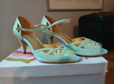 Women's shoes