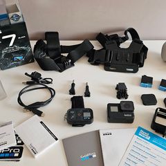 Gopro 7 Hero Black Bundle (Smart Remote, 3 batteries, accessories, etc)