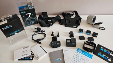 Gopro 7 Hero Black Bundle (Smart Remote, 3 batteries, accessories, etc)