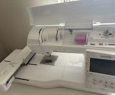 Brother Innov-is 880E Embroidery Sewing Machine  Like New
