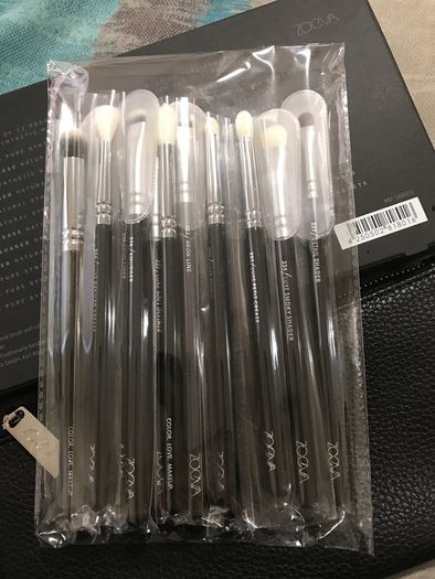 brand new 100% genuine Zoeva complete eye set 12 brushes + clutch