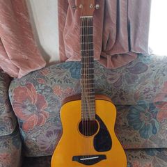 Acoustic travel guitar