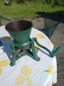 Vintage Cast Iron Hand Crank Grinder Mill
