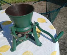 Vintage Cast Iron Hand Crank Grinder Mill