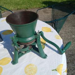 Vintage Cast Iron Hand Crank Grinder Mill