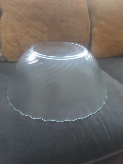 Fruit Bowl/Large Clear Glass Fruit Bowl .. Size: 4" H x 10" W