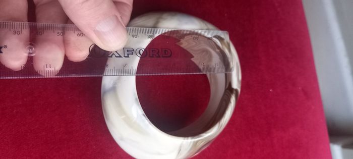 Vintage jewelry is sold individually for 5 to 10 euros