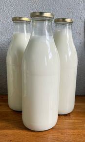 Raw organic goats milk (price including bottle lease)