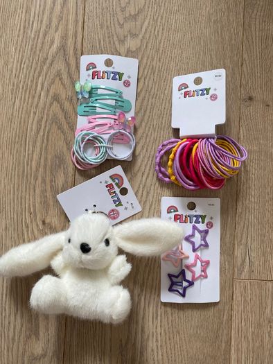 Girl hair accessories or FREE with another 3 adverts