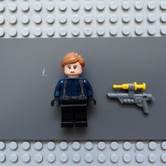 lego Jurassic world jw086 ACU Guard minifigure - Female, Medium Nougat Hair, Light Nougat Head