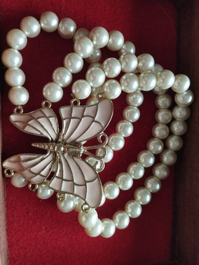 A beautiful faux pearl butterfly bracelet.