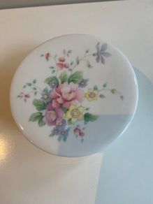 Royal Doulton lidded trinket dish.