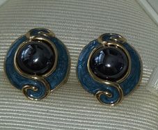 Vintage Avon Gold Tone Earrings