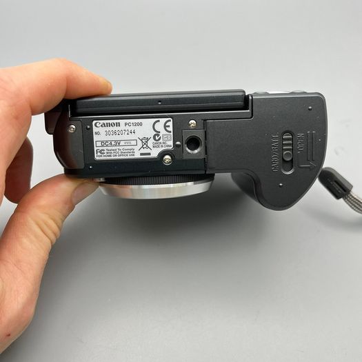 Canon PowerShot A640 10MP Digital Camera Black - Flip Screen