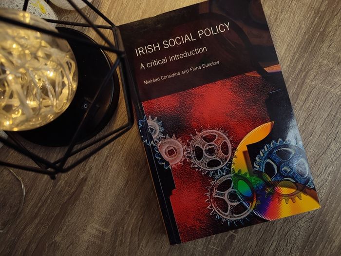 Irish Social Policy ! A Critical Introduction ! RRP 45 Euro ! 2009 ! by Gill Education !