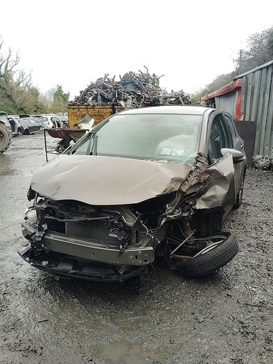 Breaking Toyota Yaris 2017 petrol