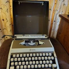 Vintage Royal 202 Manual Typewriter with Case