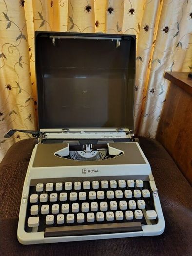 Vintage Royal 202 Manual Typewriter with Case